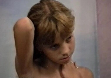 Naturistin: Julia Akt Dessous - Leaving the house while naked