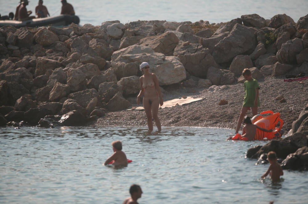 FKK cove pyramid in waters - Naturism helps overcome fears and insecurities