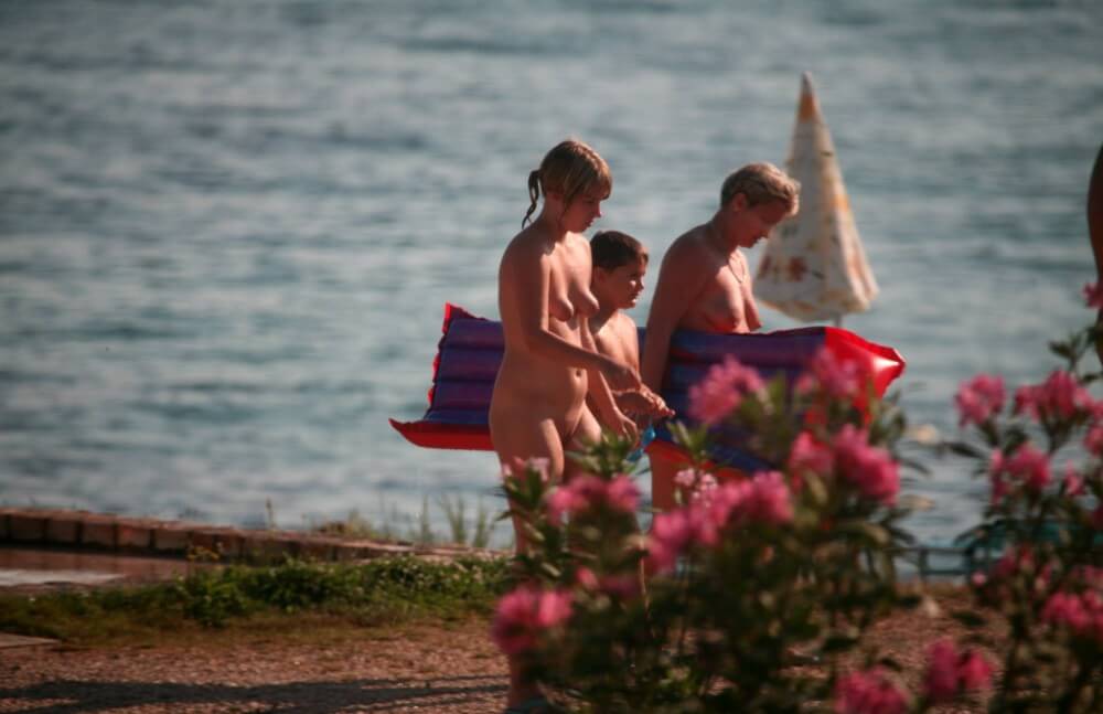 Dusk Til Dawn Showering phoros - The practice of nudism helps to overcome stereotypes and insecurities