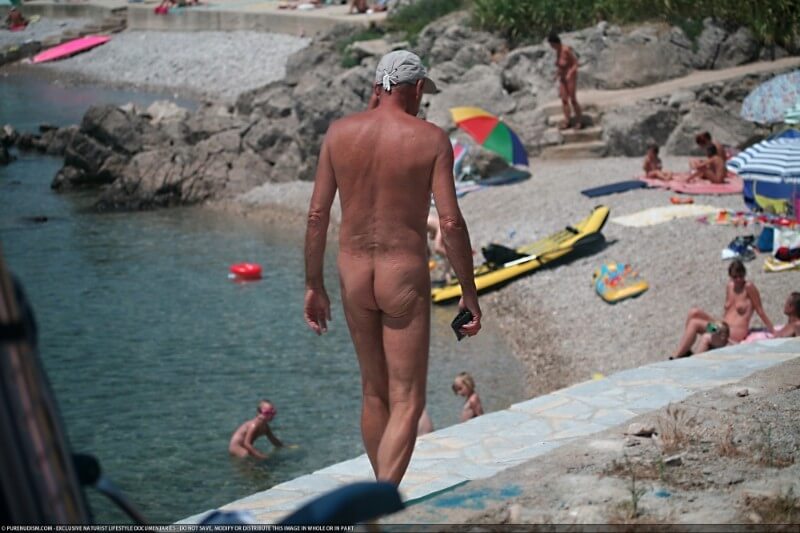 Nudist Shore Walking pics - Naturalness and freedom go hand in hand with naturism