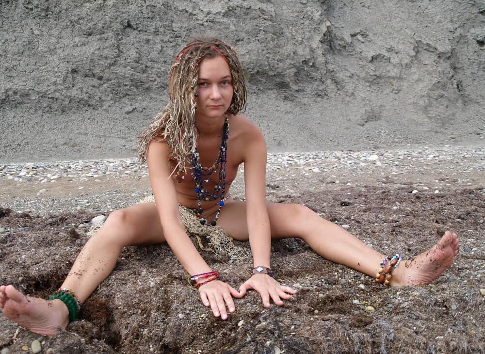 Naturists Rocky Stream Pixie Girls photos - Visiting the Beach Without Clothes