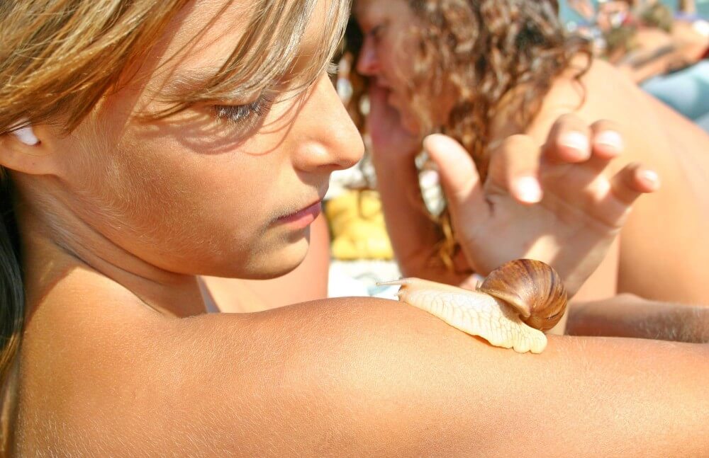 Ulitka Play On the Beach pics - Seeks harmony with the rhythms of nature and the environment through nudity