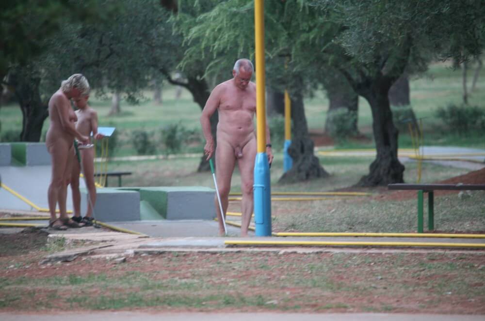 Mini-Golf Nude Participants pics - The naked body as a reflection of inner beauty