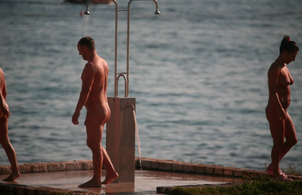 Naturist Shower at Dusk pics - Nudist families: open materials for connoisseurs