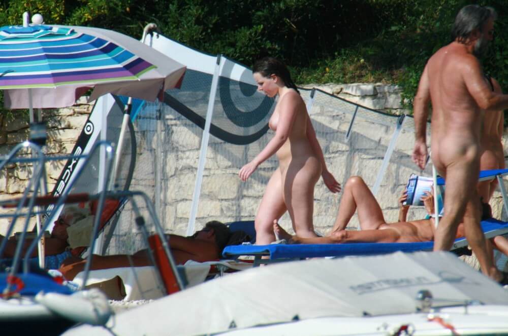 Girl Daytime Bath - Naturism teaches us to accept ourselves and others without embarrassment
