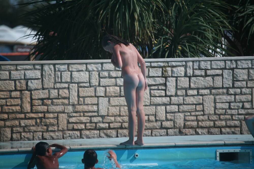 Naturist Pool-Side Singles pics - World Naturist Federation