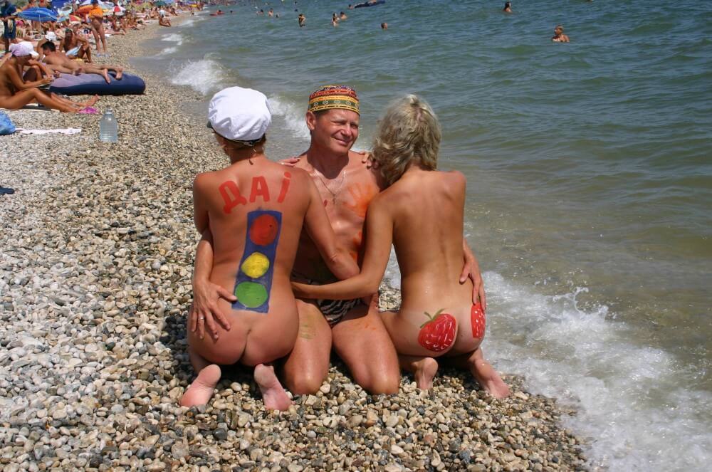 Bold Outdoor Nude Poses pics - Naturist Club: Exclusive Content