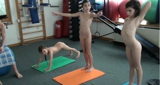 Piano, pool and tennis Full HD - The practice of nudity within a community