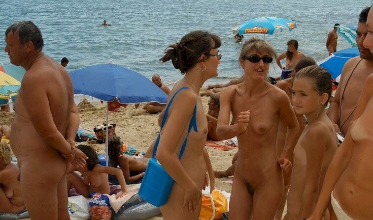 Documentary video naturism 1999 - The naked body is an expression of beauty