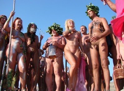 Nudism Beach Day photos - Spontaneous Nudism Thrives