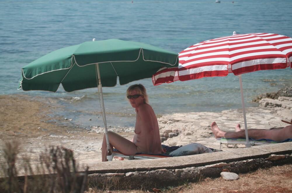 FKK Beachline Front pics - Nudism helps overcome shyness and insecurities