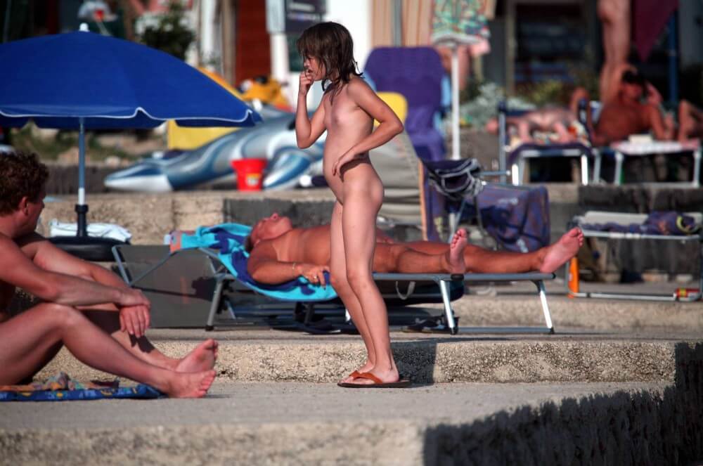 Girl Walk to Nudist Shower pics - Naturism as a lifestyle