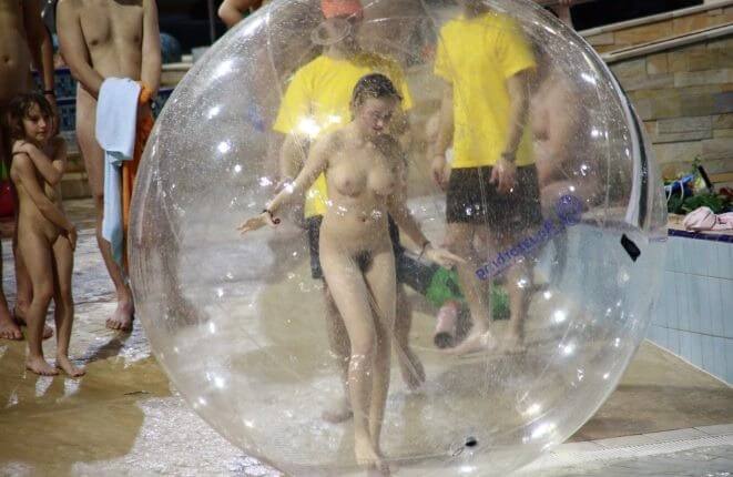 Holiday in the pool photos - She appeared completely naked