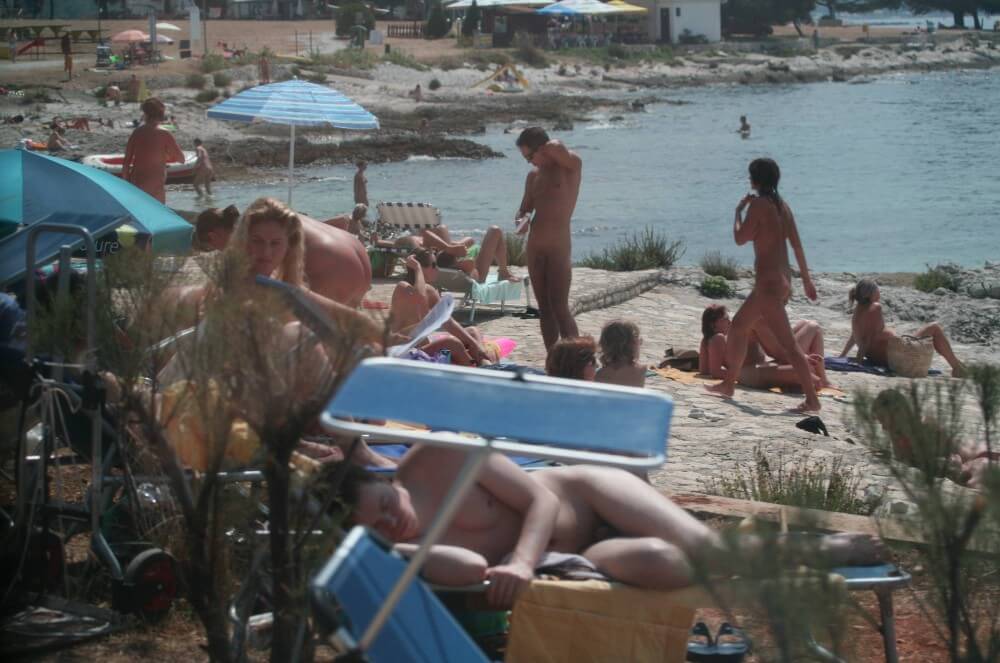 Nuda Beach Wide Outlook pics - The lifestyle of naturist advocates and their community